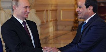 الرئيس عبدالفتاح السيسي يصافح الرئيس الروسي بوتين