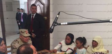 الرئيس عبد الفتاح السيسى أثناء الإفطار مع أسرة فى الاسكندرية