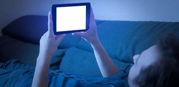 دراسة: "الأزرق" الصادر من شاشات الهواتف يصيب بالعمى
