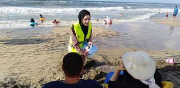 حملات توعية المصطافين على شواطئ مصيف بلطيم بأضرار المخدرات