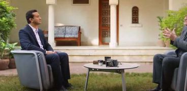 الإعلامى أحمد الدرينى مع المخرج الكبير شريف عرفة فى الفيلم الوثائقى «وحيد حامد»