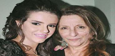 دنيا عبدالعزيز ووالدتها