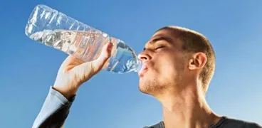 شرب الماء أثناء تناول الطعام