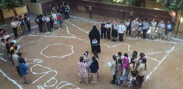 «هبة» وتلاميذها داخل خريطة مصر