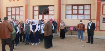 إحالة مديرين و11 معلما للتحقيق لتأخرهم عن طابور الصباح في بني سويف