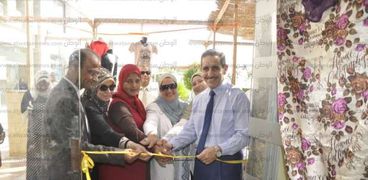 رئيس جامعة القناه يفتتح منفذ بيع منتجات أهالى قرية الفردان بالجامعة.