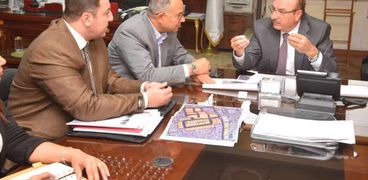 محافظ بني سويف يبحث مع نائب وزير الإسكان البدء في تطوير عزبة الصفيح