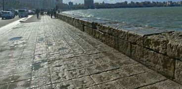 الأمواج تغرق كورنيش الإسكندرية