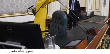 الأمين العام لمجلس النواب يتفقد تعقيم القاعة استعدادًا للجلسات المقبلة