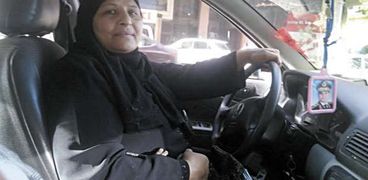 «أم أحمد» تعمل سائقة لتنفق على أطفالها