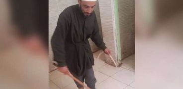 الشيخ عبد الناصر الشافعي خلال تنظيف المسجد