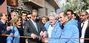 محافظ الروتاري والفيوم يقصان شريط افتتاح أعمال تطوير قرية "الريان"