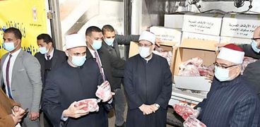 وزير الأوقاف خلال توزيع 4 أطنان من لحوم صكوك الإطعام