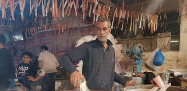 حسن يصنع الكنافة اليدوي في الإسكندرية