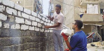 المتطوعون أثناء بناء السور