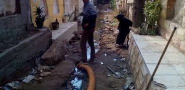 حملة لسحب مياه الصرف الصحي من مقابر المنصورة