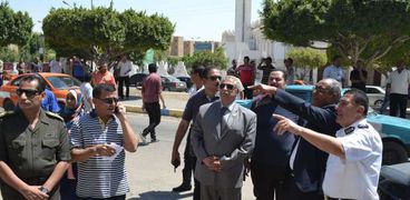 طاهر يتابع تنفيذ حملات الازالة المكبرة بنطاق حي ثالث الإسماعيلية