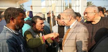 محافظ كفرالشيخ يلتقى بأهالي قرية دمنكه