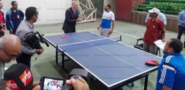 بالصور | محافظ قنا يخوض مباراة "تنس طاولة" مع لاعب "معاق" لدعمه