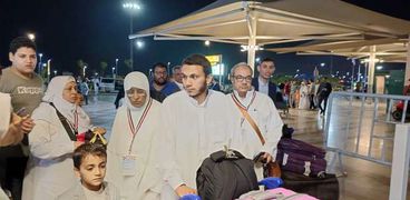 حجاج مصريين خلال سفرهم للحج عبر رحلات مصر للطيران هذا العام