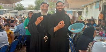 الكهنة يحتفلون بعيد شم النسيم والقيامة في الإسكندرية