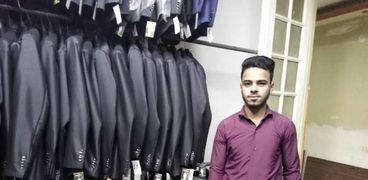 «مصطفى» وشباب غيره يمتهنون «المنادى» للهروب من البطالة