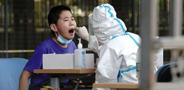 إجراء مسحة فيروس كورونا في الصين
