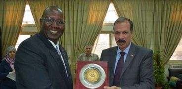 رئيس جامعة الزقازبق يستقبل سفير جنوب السودان