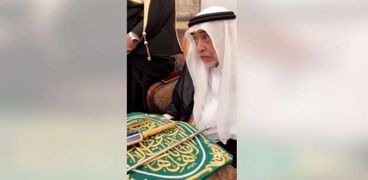 الشيخ صالح الشيبي كبير سدنة الكعبة وأمامه مفتاح الكعبة
