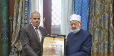 الإمام الأكبر يكرم رئيس جامعة الأزهر