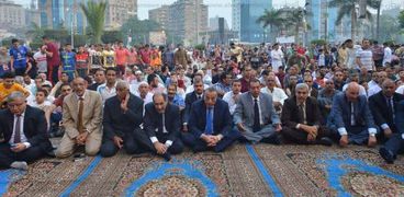 بالصور| وسط "الطرابيش" و"البلالين".. آلاف يصلون العيد بـ"مصطفى محمود"
