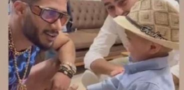 محمد رمضان يعلم طفل تركي سورة الفاتحة