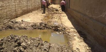 لجنة لبحث أزمة تسرب المياه بشوارع عزبة «قمص» في بني سويف