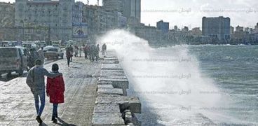 ارتفاع امواج البحر المتوسط وتوقعات بغرق الاسكندرية