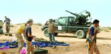 مقاتلون من فجر ليبيا خلال تجهيز الأسلحة «أ. ف. ب»