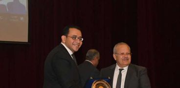 القومي للسكان يكرم رئيس جامعة القاهرة