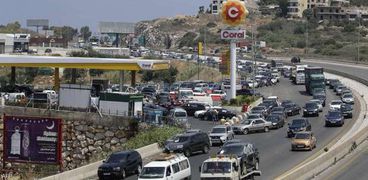 طوابير سيارات أمام محطات البنزين في لبنان