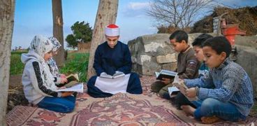 «أحمد» يحفظ الأطفال القرآن الكريم