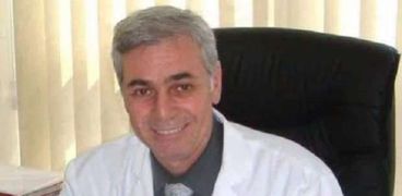 د.أحمد السيد رئيس وحدة أبحاث الجينوم بمستشفي أورام الأطفال 57357