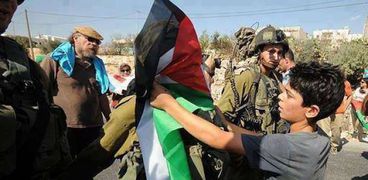 طفل فلسطيني يتحدى جندي إسرائيلي
