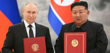 زعيم كوريا الشمالية وفلاديمير بوتين خلال توقيع الاتفاق المشترك