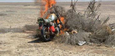 تدمير دراجة نارية يستخدمها المتطرفون فى عملياتهم الإرهابية بسيناء