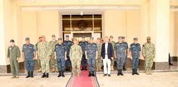 قائد القوات البحرية للقيادة المركزية الأمريكية والسفير الأمريكى لدى القاهرة يقومان بزيارةٍ إلى قاعدة "برنيس" البحرية