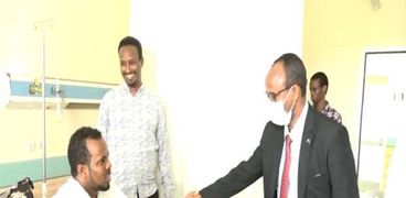 وزير الصحة الصومالي أثناء تفقده مصابي الهجوم