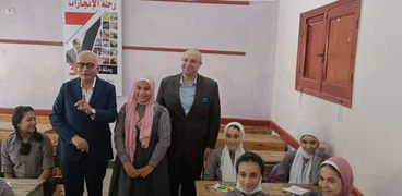 وزير التربية والتعليم أثناء زيارة إحدى المدارس في بني سويف