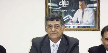الدكتور نبيل حلمى