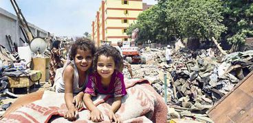 طفلتان من سكان عشش «السودان» تستعدان للرحيل