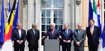 وزراء خارجية الدول المؤسسة للاتحاد الأوروبى خلال اجتماعهم أمس «أ. ف. ب»