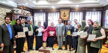 رئيس جامعة دمنهور يُكرم فريق مبادرة "أنتِ الأساس لسيدات مصر"
