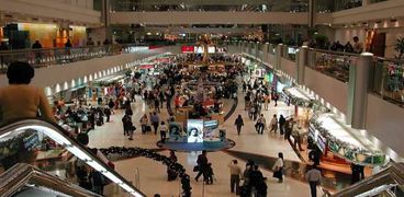 مطار هيثرو البريطاني سيستعيد ازدحامه بعد إلغاء القائمة الحمراء للدول المحظور زيارتها (أرشيفية)